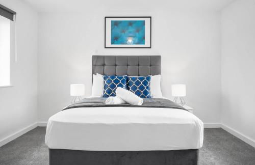 2 Bed Apartment - Sleeps 3 - Parking - Cradley Heath 54C - Foto 7