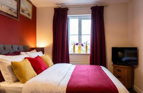 Bright 4 Bedroom Home in Walsall, Free Parking and for EVs - Photo 7
