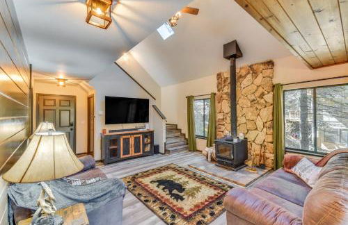 2 Mi to Mi-Wuk Village Cabin with Large Deck - Foto 1