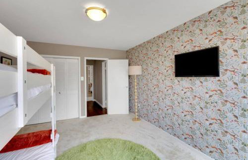 Large 3 bedroom Family Suite, Private Balcony, 5 min to DCA, Gym, Pool and more! - Photo 20