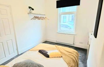 Elegant 3BR Family-Friendly - Sleeps 5 - Fast WiFi -Parking - Netflix - Photo 13