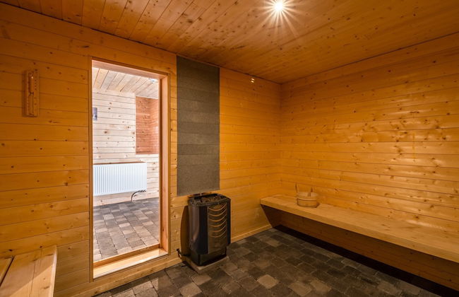 Mansion With Pool & Bar - Photo 46