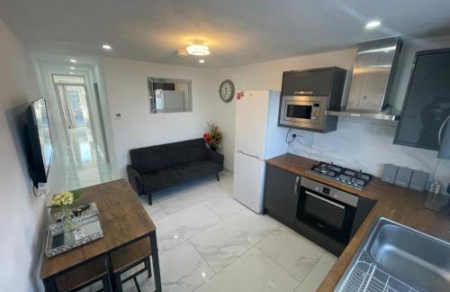 Newly built modern flat with free parking close to London Luton airport and L&D hospital - Photo 2
