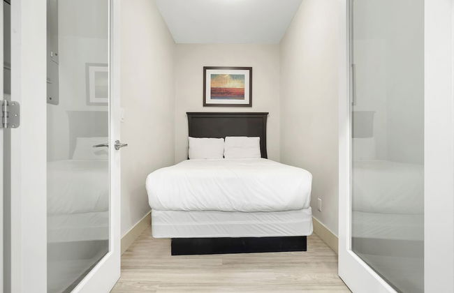 Lakefront Lux 2BR Symphony Of Comfort - Photo 3