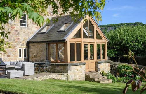 10 Bed Stunning House in village, with Hot Tub - Photo 47