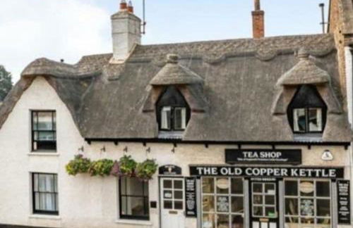 Bridge Cottage Stunning 4 bed thatched cottage - Photo 2