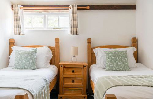 Cosy Cotswolds Farm Stay with Log Burner - Peaceful Winter Retreat - The Dairy - Foto 6