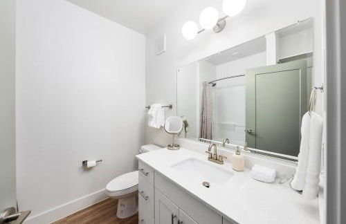 Sleek Stylish Apartment in Prime Location - Foto 15