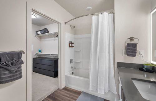 Deluxe 2BR Convention Center Gym, Pool, Htub, Pkg - Foto 34