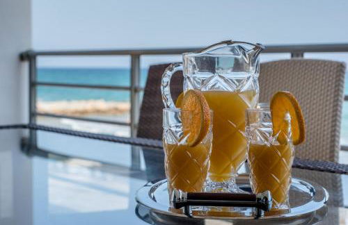 White Crystal Beachfront Apartment - Photo 20