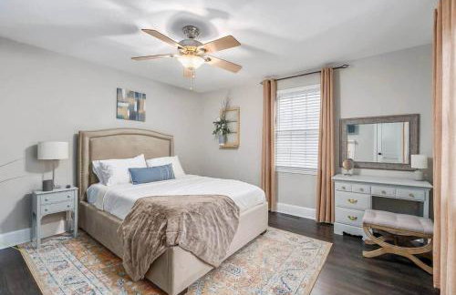 Quaint house, king bed 2min from down town - Photo 2