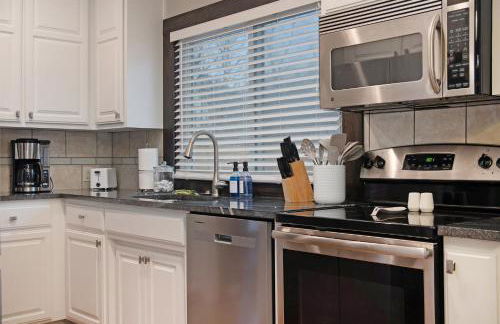 Benson's Cozy 3-BR Retreat with BBQ Grill - Photo 10