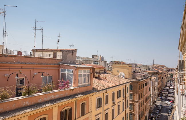 Bon Ton Design Rooms by DOT Suites - Photo 38