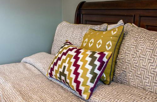 Cozy condo with yard and patio. Long-stay discount available - Foto 16