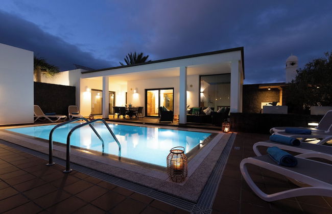 Beautiful 5-bed Villa in Playa Blanca - Photo 32