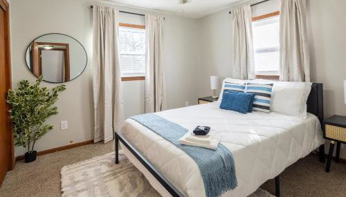 Near K-State Campus - Central Manhattan Stay - Foto 4, towels, wardrobe