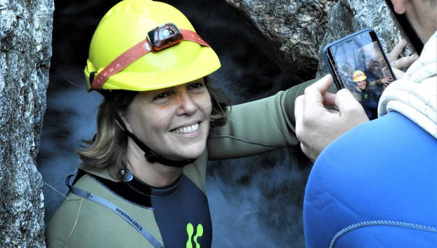 Preparada para la espeleología en La Bestia