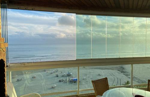 Apto Varanda Gourmet Pé na Areia, Domingo saída até as 20horas - Foto 4