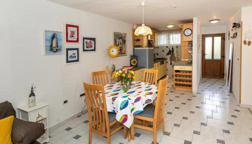 SplitStay - Spacious & Peaceful, 15 Min Walk to Old Town - Foto 3, stove, dishwasher