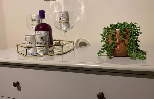 Lovely 3 bed with jacuzzi, close to airport, driveway, wifi - Foto 20