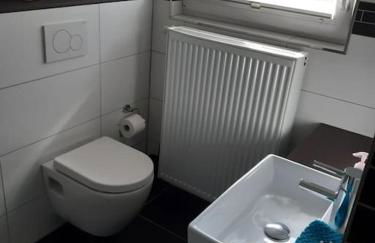 Apartment mit Innenhof, Rasen und Parkplatz - Photo 14