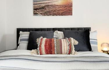 'The Elegant Comfort' - A Stunning Luxury 2-Bed Flat with Private Garden & Patio - Free Parking - Photo 34