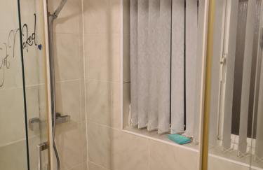 L & J ESCAPES- 4 BEDROOMs SUITABLE FOR CONTRACTORS AND FAMILIES- LARGE PRIVATE PARKING-10 MINUTES TO M6 JUNCTION 9 - Foto 7