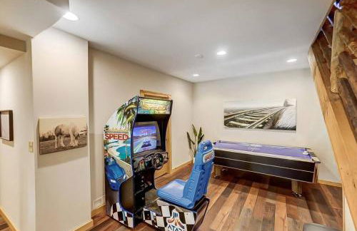 Large Log Cabin Chalet w/ Hot Tub - Horses & Lake! - Foto 44