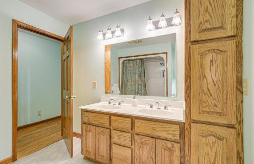 5 Mi to Lake Robinson: WFH-Friendly Home w/ Pool - Photo 17