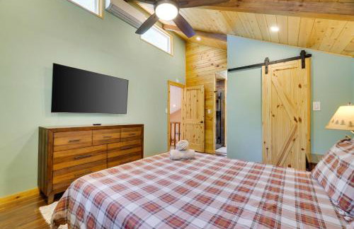 Secluded Cabin, Jacuzzi, Pool Table, King Bed & Fire Pit - Photo 37