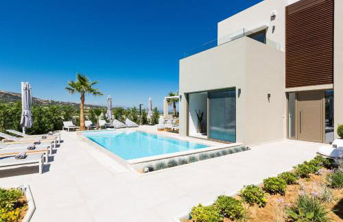 Vasilios Villa, with Pool, Gym & Close to Beach, By ThinkVilla - Foto 8