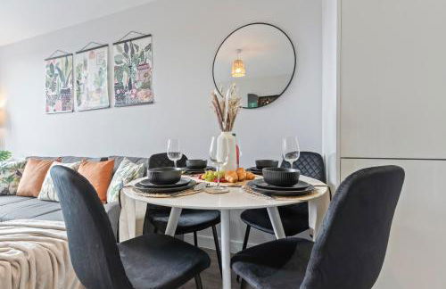 Tropical Suite - 2 Bed 2 Bath City Centre Netflix Games - Exclusive Weekly and Monthly DEALS - Raozee Homes - Foto 15