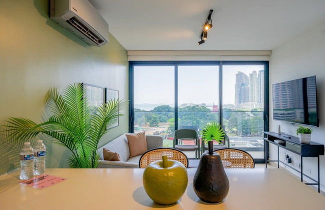 Luxurious 1BR Apartment With Stunning Balcony View - Photo 7