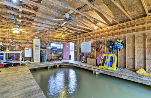 Guntersville Lake Home with Deck and Covered Boat Slip - Foto 24