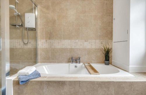 JUNGLE HOT TUB, games room, near eateries, micro brewery, pubs, beauty salons and boutique shops, Argyle, free Netflix, in the heart of Plymouth - Dogs welcome - Hosted by Absolute Accommodation Plymouth - Foto 20