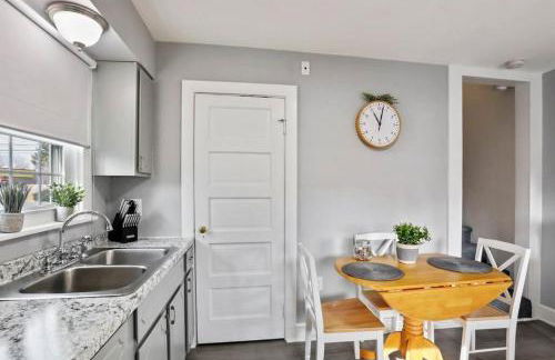 Patty's Place - Private and Convenient EV-Friendly Apartment near Downtown - Foto 20