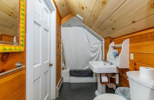 Bright and Cozy Treehouse Apartment - Photo 12