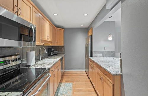 Modern Amenities Gas Fireplace Central Location - Foto 14