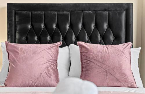 3 Bedrooms Elegant Homely House, Sleeps 6 Comfortably with 4 Double Beds, Newcastle, Free Street Parking, Business Travellers, Contractors, & Holiday Goers, Near all Major Transport Links in Newcastle & City Centre - Foto 9