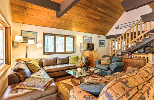Riverside Winthrop Chalet with Hot Tub and 2 Decks! - Foto 4