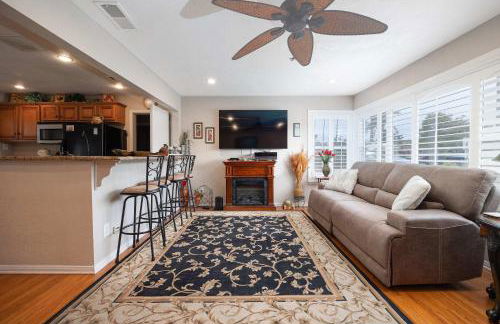 Walk to the Beach Private Backyard and Fire Pit - Foto 8