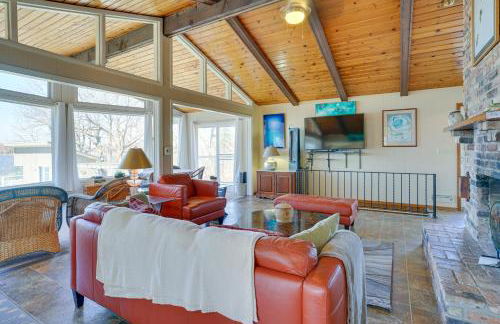 Cedar Lake Retreat with Boathouse and Dock! - Foto 5