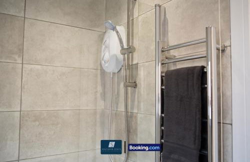 2 Bed House By Southern Stays Short Lets & Serviced Accommodation Bournemouth With Parking - Relocation & Family, 1km From The Beach - Photo 53