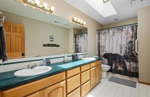 Iron Mountain - Spacious Secluded Lodge with Hot Tub & Game Room - Photo 56