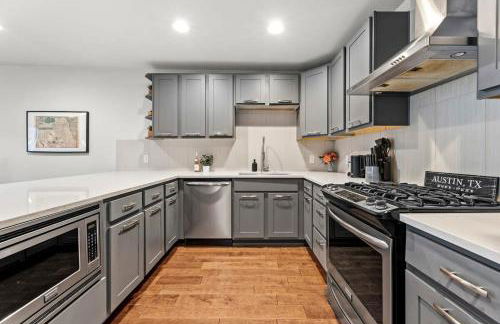 Mid-century home in Zilker with a backyard - Foto 11