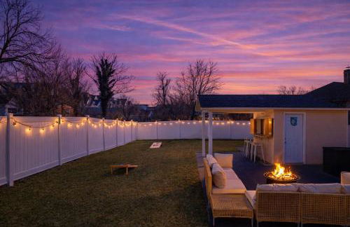 3BR Beach House | Fire Pit & Bar | Steps to Beach - Foto 1