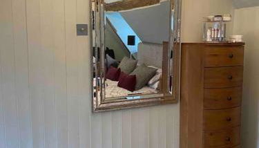 Stunning 2 Bedroom Flat in a Central Location - Photo 5