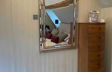 Stunning 2 Bedroom Flat in a Central Location - Photo 5