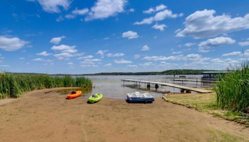 Lakefront Motley Cabin with Private Deck and Dock! - Foto 2