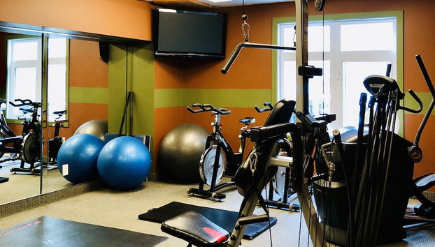 Equipamiento de fitness en la habitación